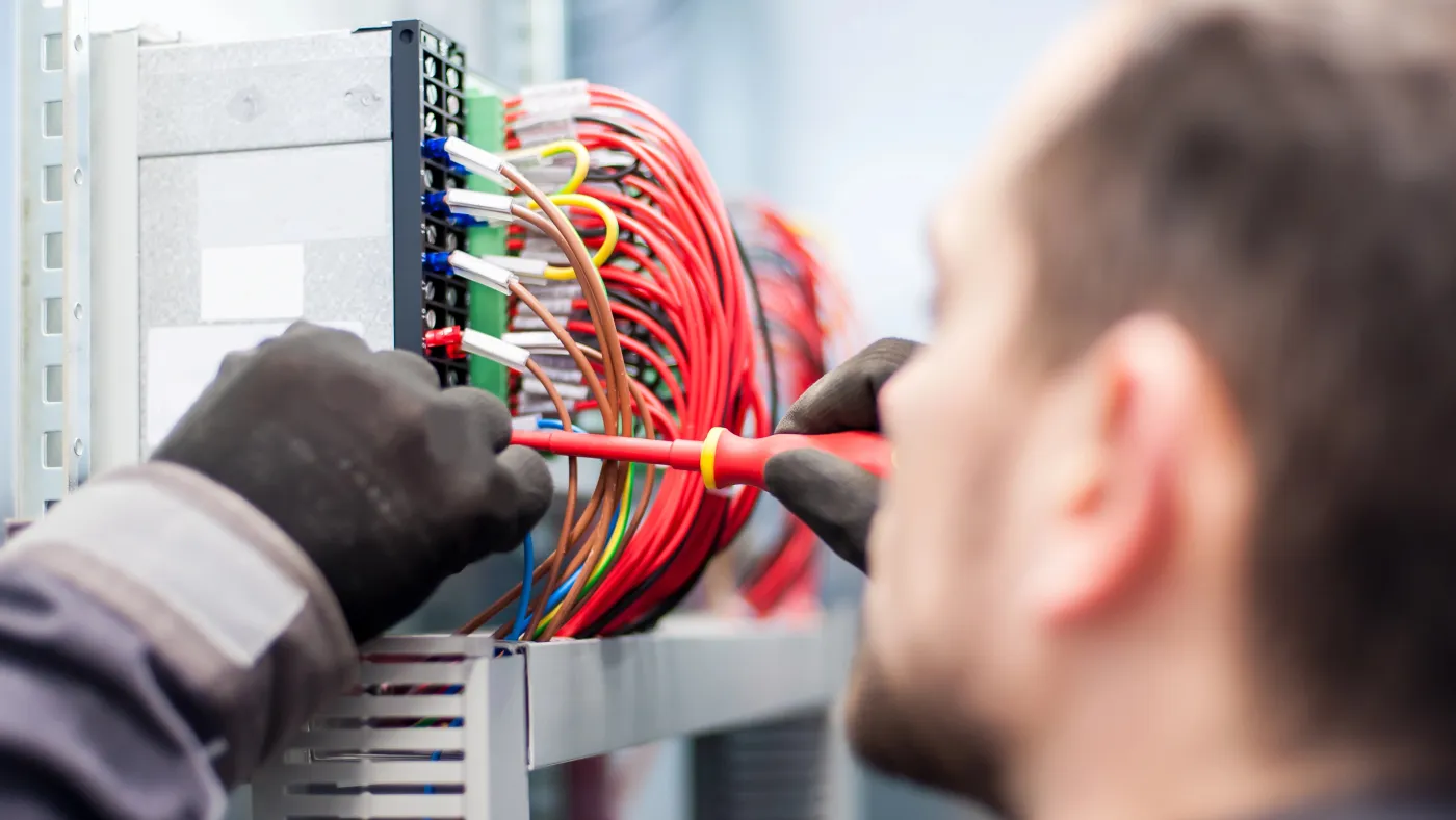 Pose d'un module connecté dans un tableau électrique en Seine-Saint-Denis
